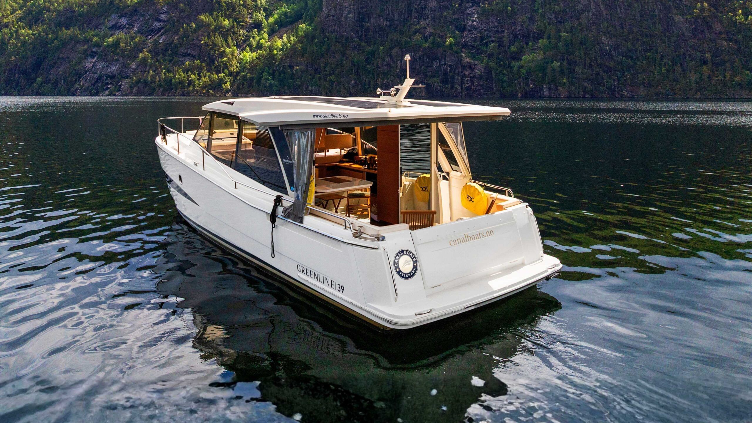 Electric Yacht Greenline 39 E-Drive rear